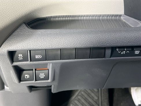 Used 2022 Toyota Sienna Limited image 10