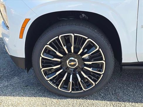 New 2026 Chevrolet Suburban High Country AWD/4WD image 30