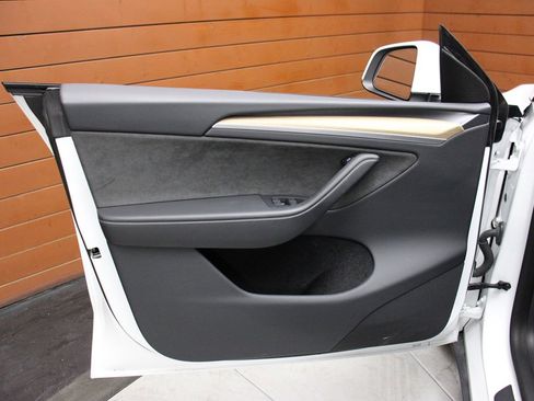 Used 2023 Tesla Model Y Long Range image 10