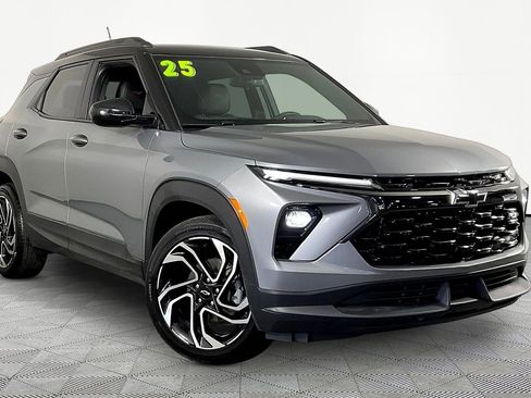 Used 2025 Chevrolet TrailBlazer RS w/ Driver Confidence Package image 3