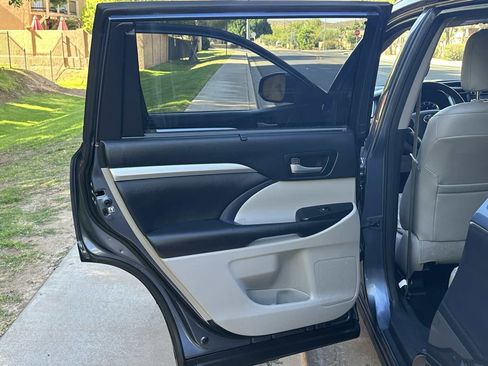 Used 2015 Toyota Highlander XLE FWD image 46