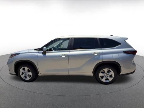 Used 2025 Toyota Highlander LE FWD image 9