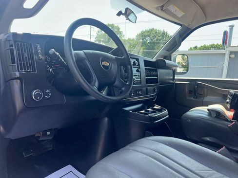 Used 2017 Chevrolet Express 2500 RWD image 10