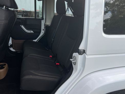 Used 2014 Jeep Wrangler Unlimited Sahara w/ Connectivity Group AWD/4WD image 11