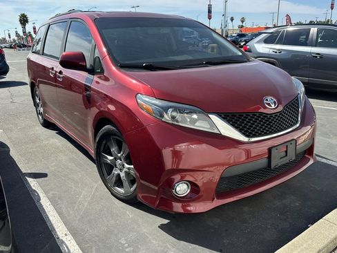 Certified 2017 Toyota Sienna SE w/ SE Preferred Package FWD image 2