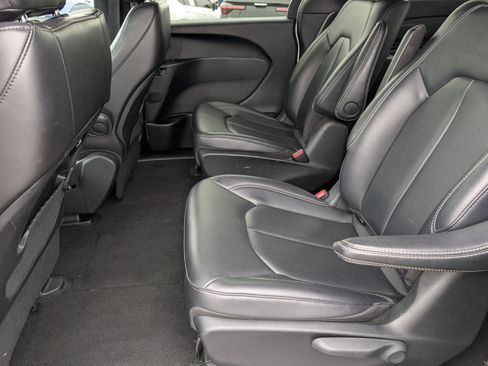 Used 2024 Chrysler Pacifica Select image 15