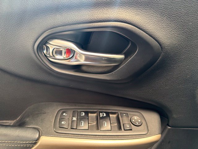Used 2018 Jeep Cherokee Latitude w/ Altitude Package FWD image 10