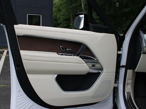 Used 2025 Land Rover Range Rover SE AWD/4WD image 8