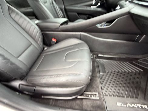 Used 2025 Hyundai Elantra Limited FWD image 11