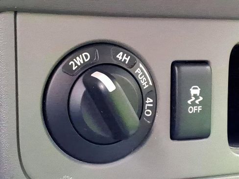 Used 2018 Nissan Frontier SV image 18