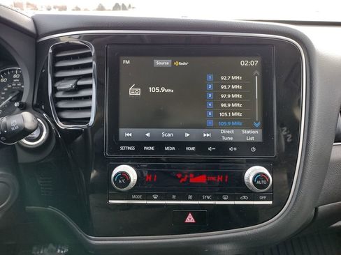 Used 2020 Mitsubishi Outlander SE image 3