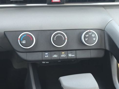 Used 2023 Hyundai Elantra SE w/ Preferred Accessory Package FWD image 19