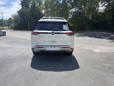 Used 2024 Nissan Pathfinder SL w/ SL Premium Package FWD image 6