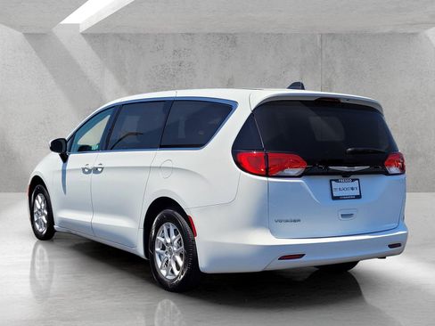 Used 2023 Chrysler Voyager LX FWD image 7