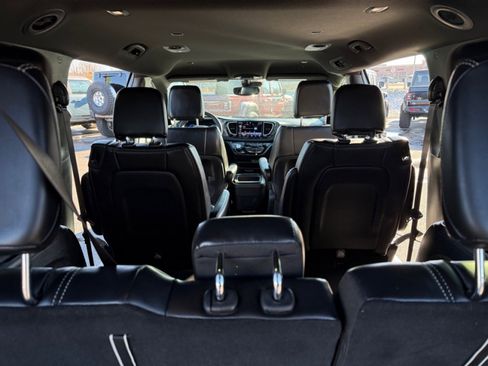 Used 2025 Chrysler Pacifica Select image 16