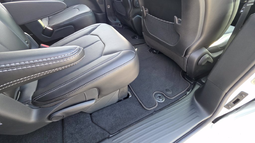 New 2027 Chrysler Pacifica Select FWD image 15