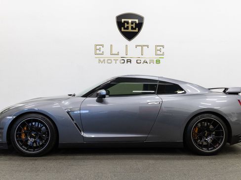 Used 2013 Nissan GT-R Premium image 2