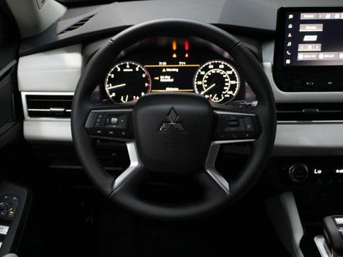 New 2025 Mitsubishi Outlander SE image 21