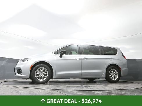 Used 2024 Chrysler Pacifica Touring-L image 57