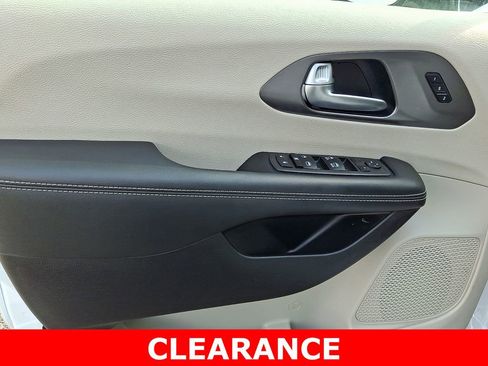 Used 2024 Chrysler Pacifica Touring-L FWD image 13