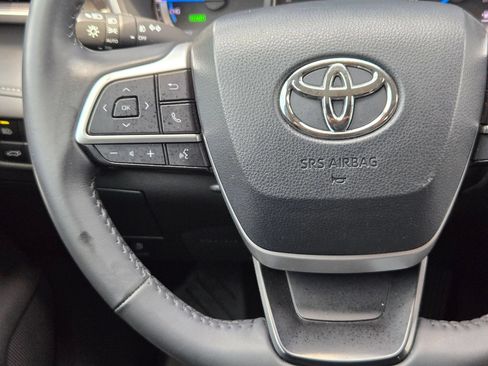 Used 2024 Toyota Highlander XLE AWD/4WD image 22