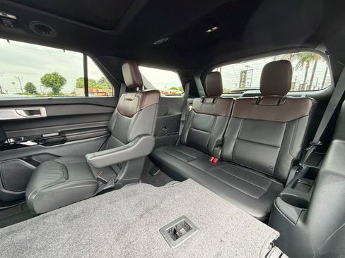 Used 2024 Ford Explorer Platinum w/ Technology Package AWD/4WD image 26
