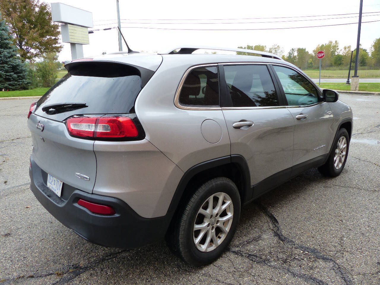 Used 2017 Jeep Cherokee Latitude w/ Cold Weather Group AWD/4WD image 12