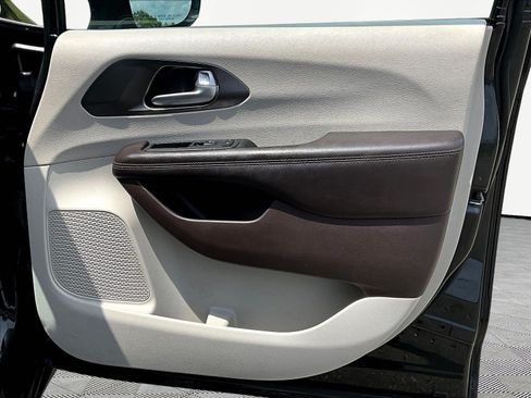 Used 2017 Chrysler Pacifica Touring-L FWD image 28
