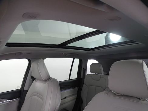 Used 2022 Jeep Grand Cherokee Overland image 11