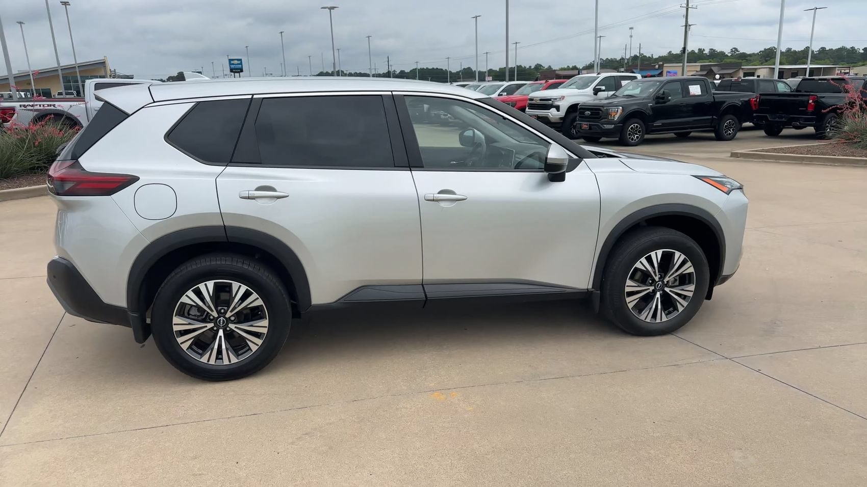 Used 2023 Nissan Rogue SV AWD/4WD image 2