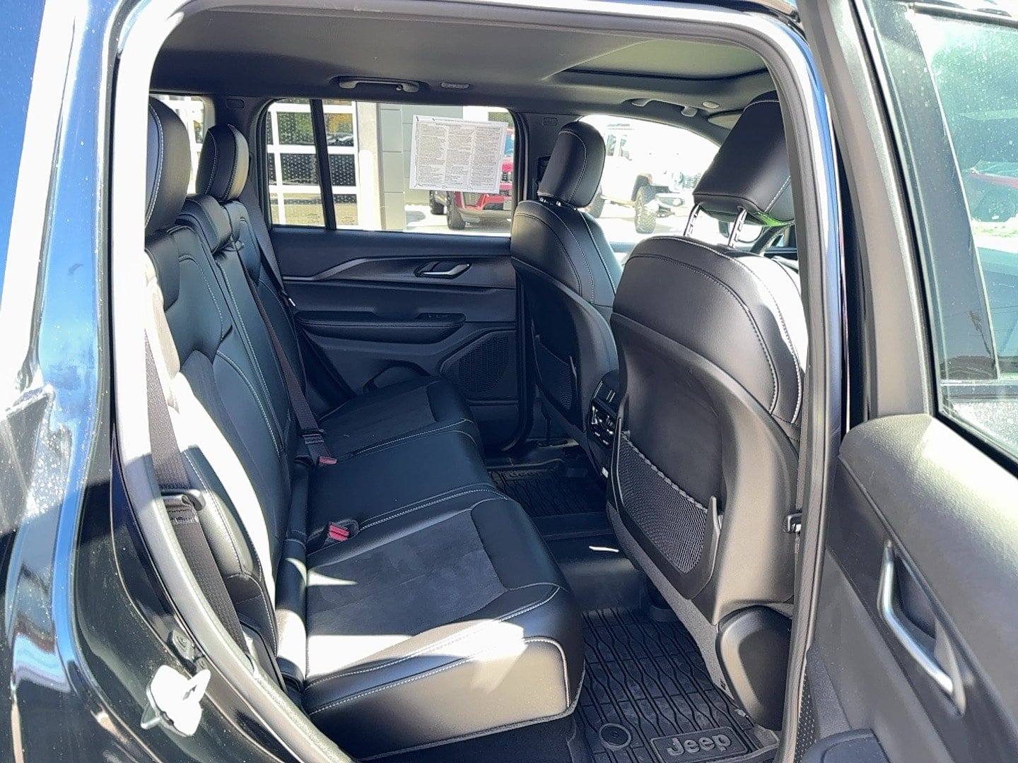 Used 2025 Jeep Grand Cherokee Altitude AWD/4WD image 22