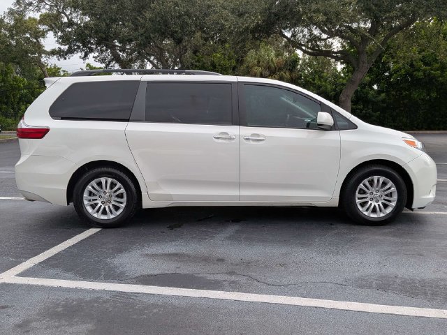 Used 2017 Toyota Sienna XLE Premium FWD image 2