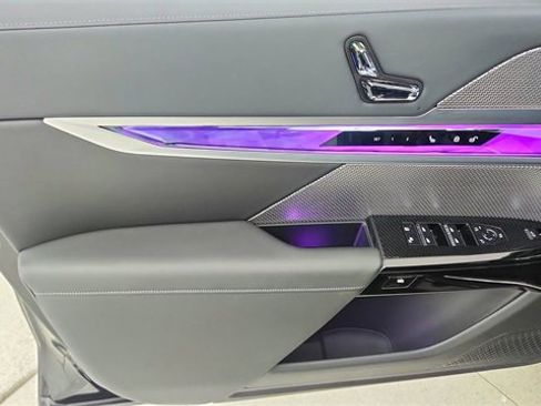 Used 2024 BMW 740i w/ Premium Package image 37