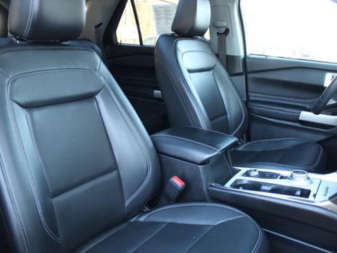 Used 2022 Ford Explorer XLT w/ Equipment Group 202A image 21