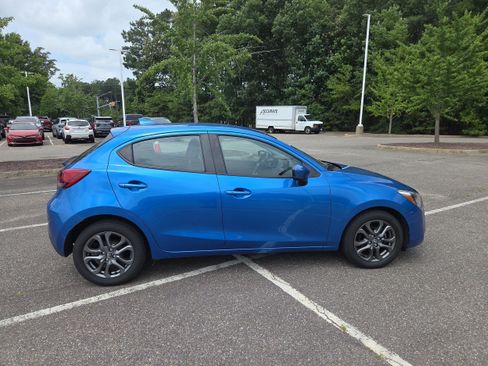 Used 2020 Toyota Yaris XLE FWD image 2