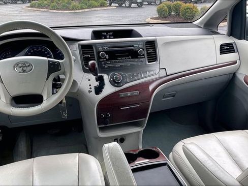 Used 2011 Toyota Sienna XLE FWD image 6