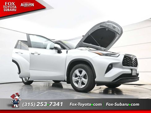 Used 2025 Toyota Highlander LE FWD image 36