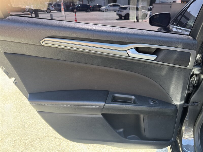 Used 2019 Ford Fusion SE FWD image 25