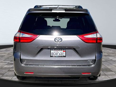Used 2019 Toyota Sienna XLE image 4