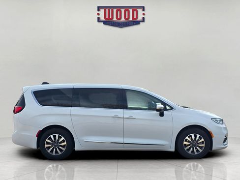 Used 2023 Chrysler Pacifica Limited FWD image 2