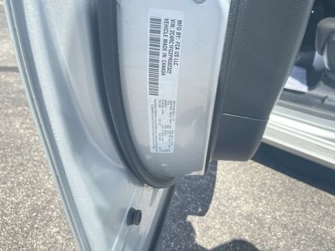 Used 2023 Chrysler Pacifica Touring FWD image 34
