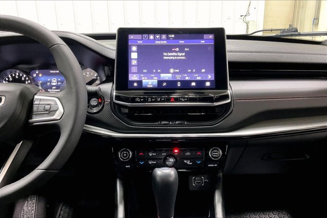 Used 2025 Jeep Compass Trailhawk w/ Sun & Sound Group AWD/4WD image 6