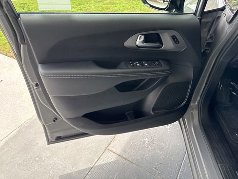 Used 2025 Chrysler Pacifica Select FWD image 4