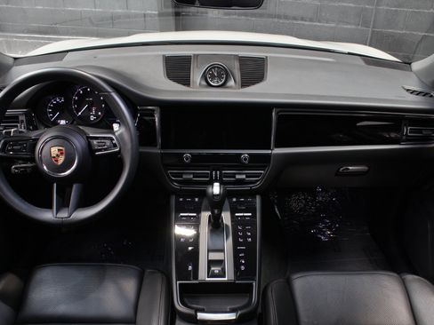 Used 2025 Porsche Macan w/ Premium Package Plus AWD/4WD image 28