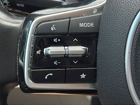 Used 2023 Kia Carnival LX FWD image 17