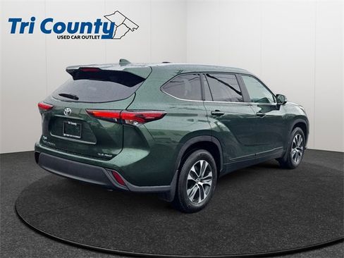 Used 2025 Toyota Highlander XLE image 8