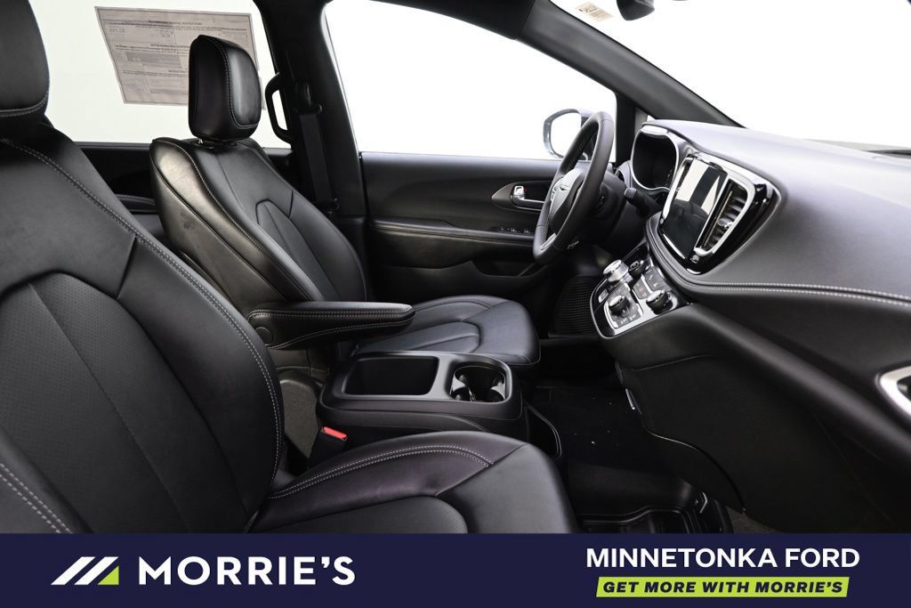 Used 2026 Chrysler Pacifica Select FWD image 17