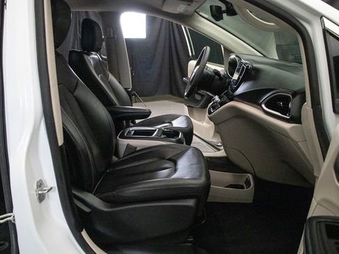 Used 2024 Chrysler Pacifica Touring-L FWD image 17