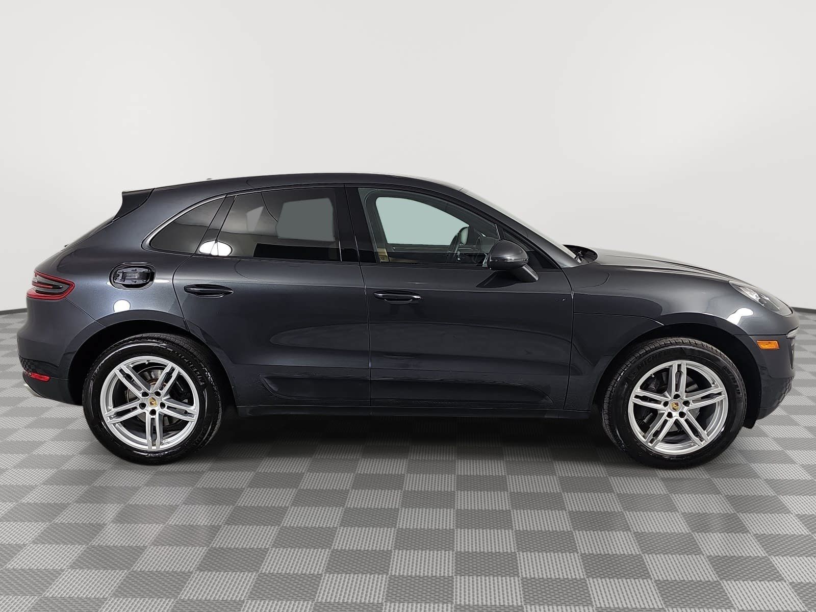 Used 2018 Porsche Macan w/ Premium Package Plus AWD/4WD image 8