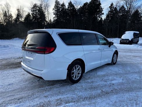 Used 2024 Chrysler Pacifica Touring-L image 5